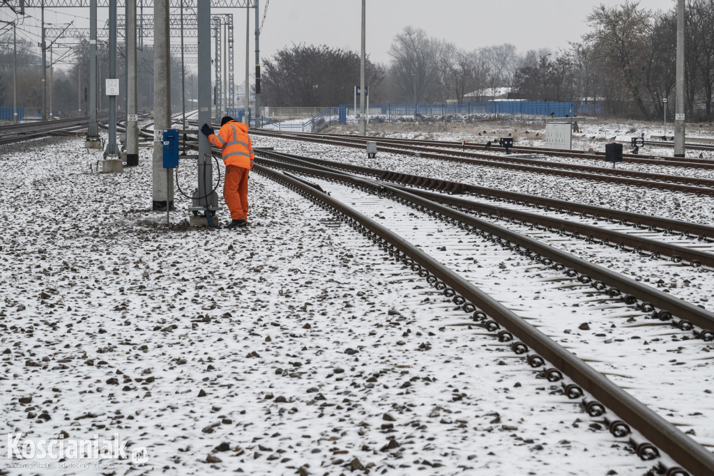 Trudne warunki na drogach i chodnikach w Kościanie