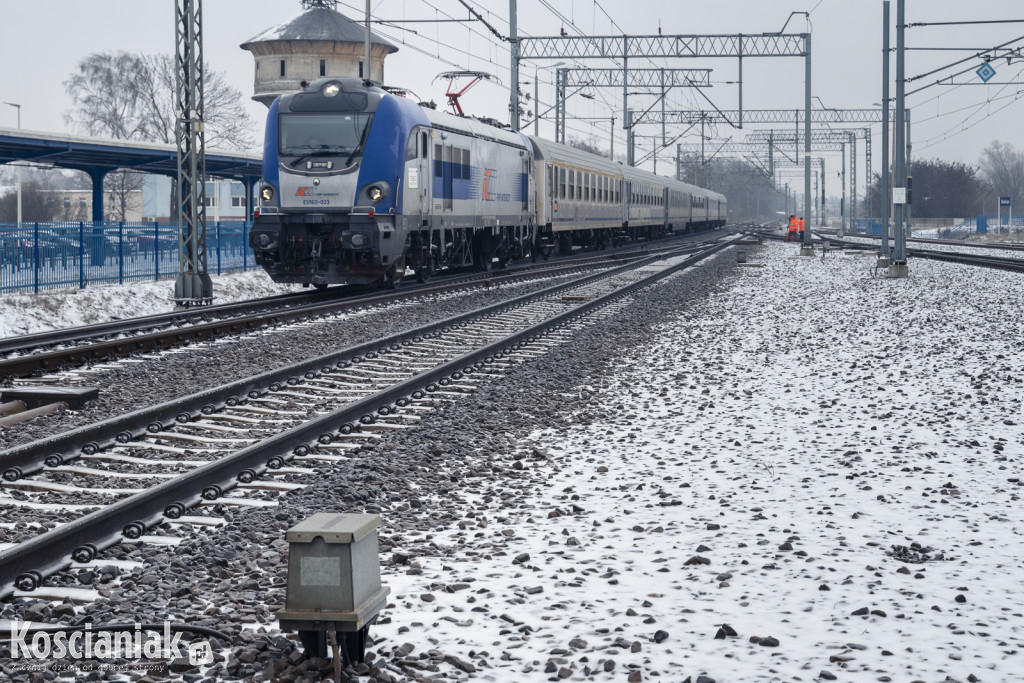 Trudne warunki na drogach i chodnikach w Kościanie