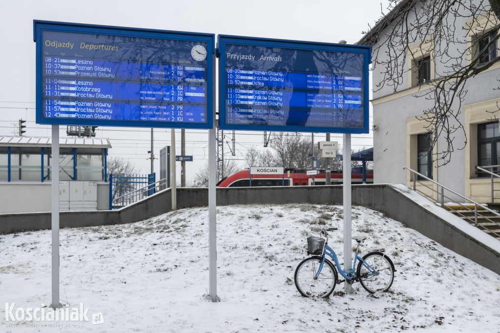 Trudne warunki na drogach i chodnikach w Kościanie