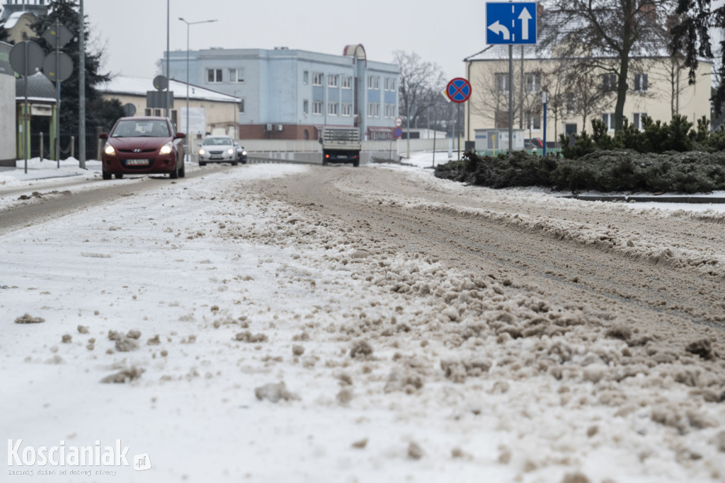 Trudne warunki na drogach i chodnikach w Kościanie