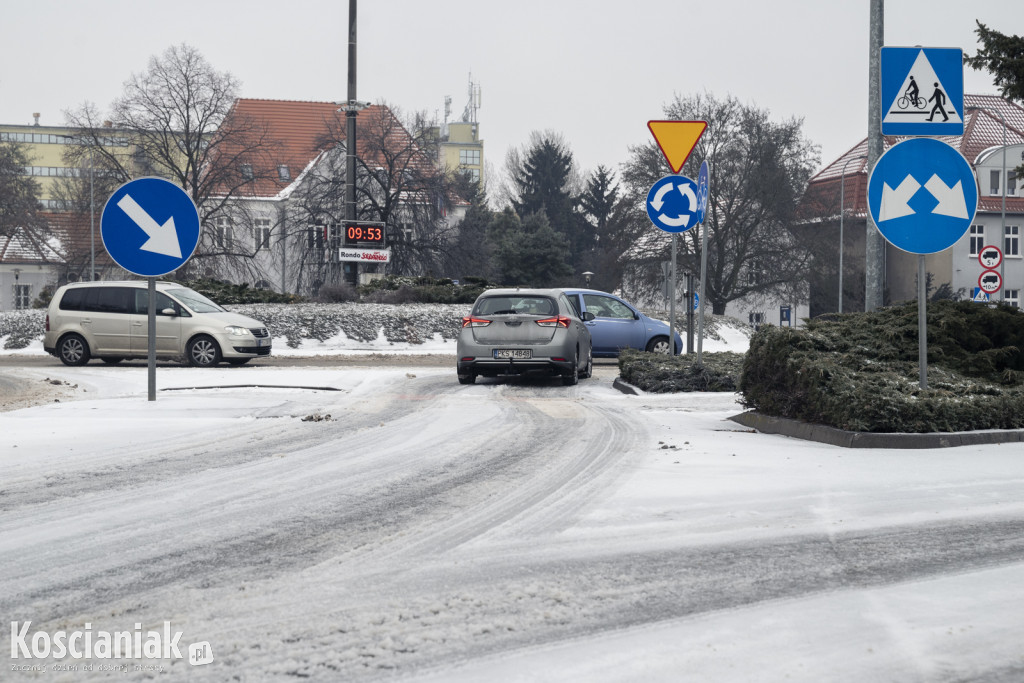 Trudne warunki na drogach i chodnikach w Kościanie