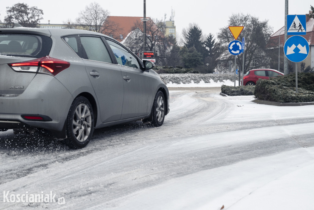 Trudne warunki na drogach i chodnikach w Kościanie