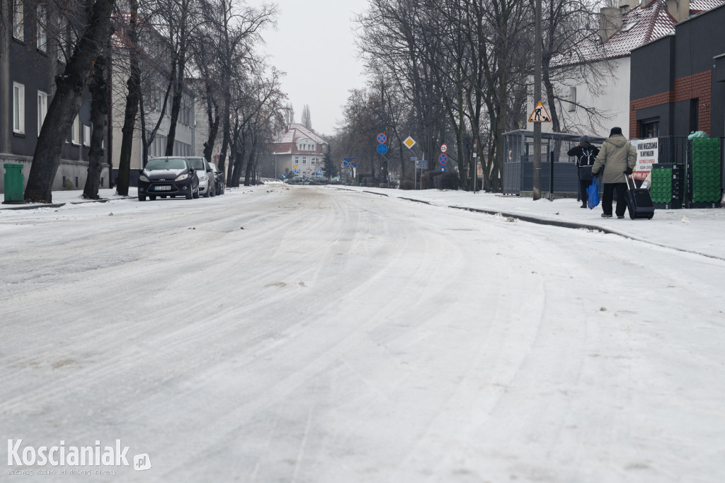 Trudne warunki na drogach i chodnikach w Kościanie