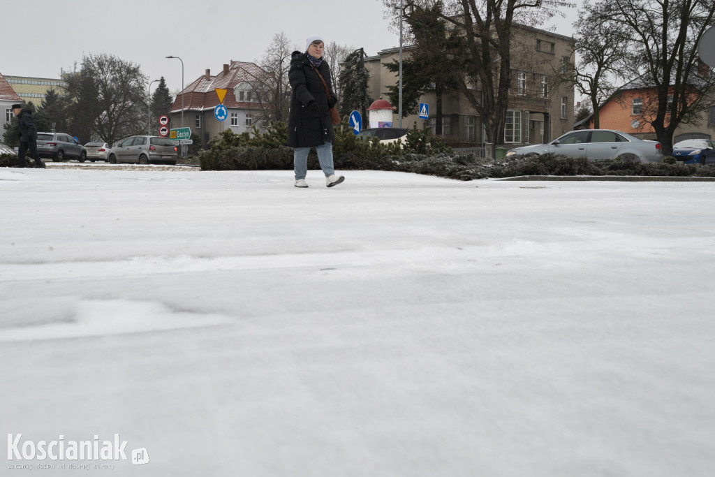 Trudne warunki na drogach i chodnikach w Kościanie