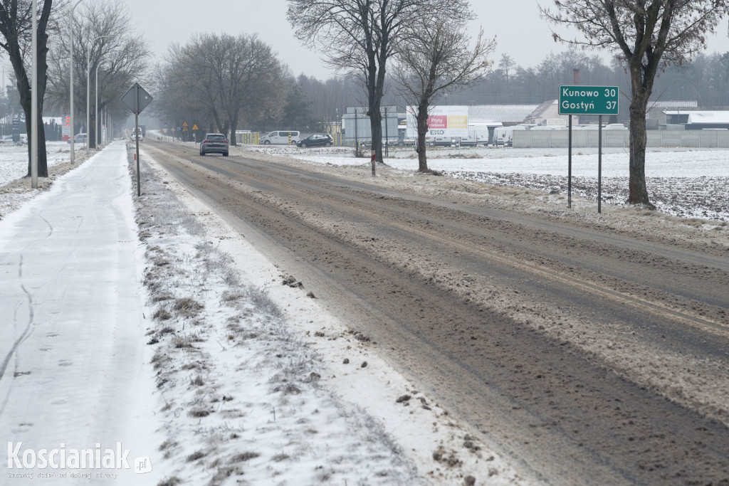Trudne warunki na drogach i chodnikach w Kościanie
