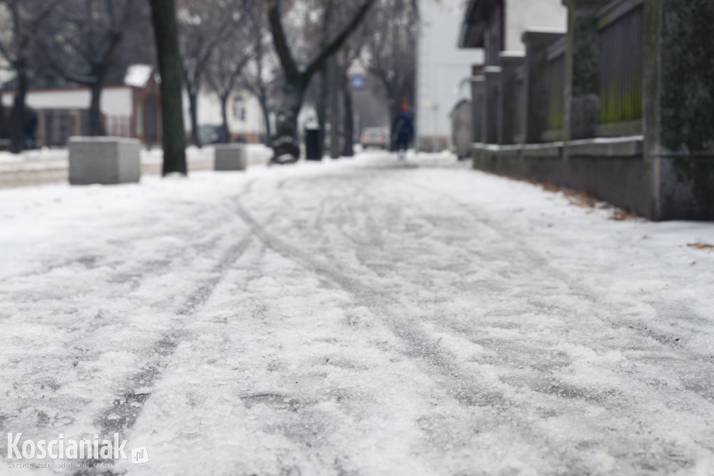 Trudne warunki na drogach i chodnikach w Kościanie