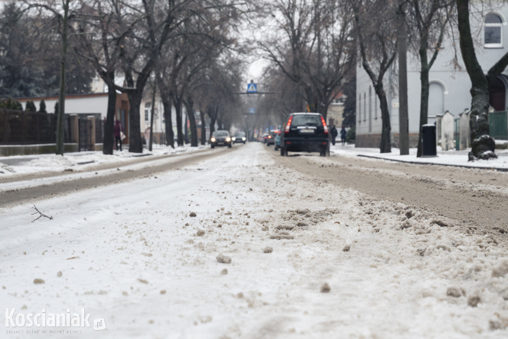 Trudne warunki na drogach i chodnikach w Kościanie