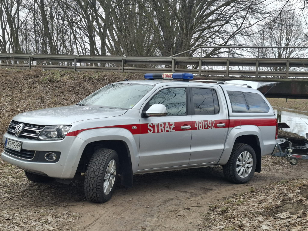 Oleista ciecz na kanale Obry przy jazie