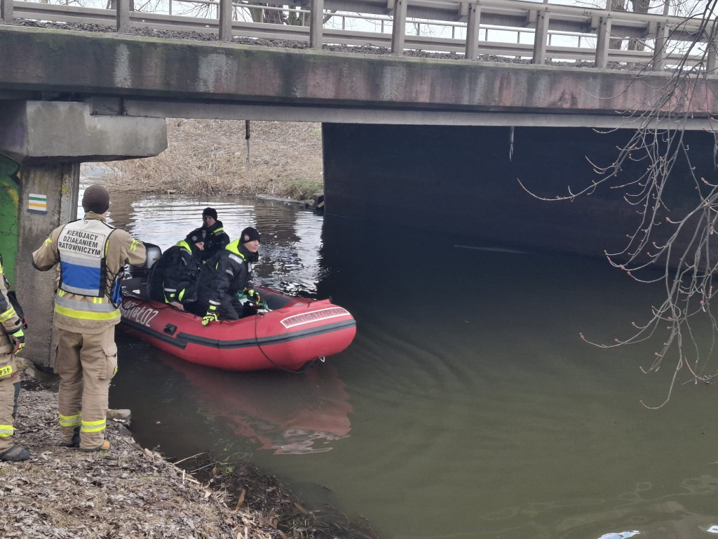 Oleista ciecz na kanale Obry przy jazie