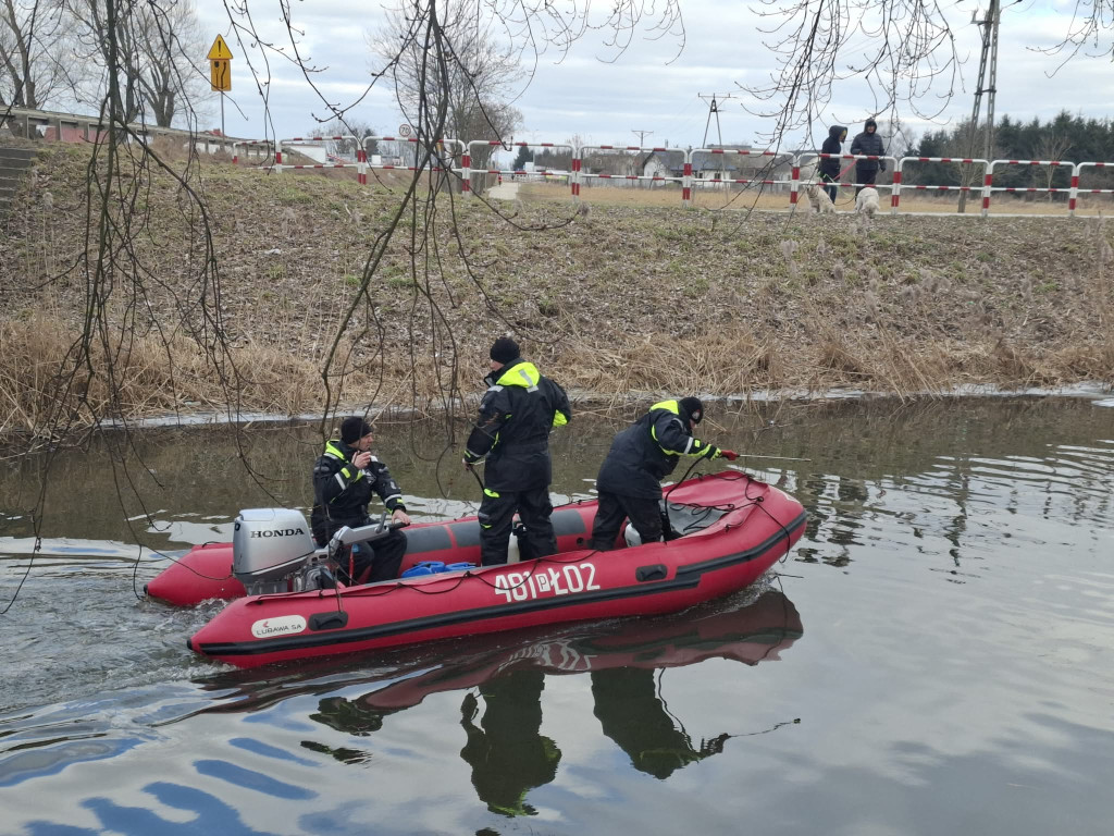 Oleista ciecz na kanale Obry przy jazie