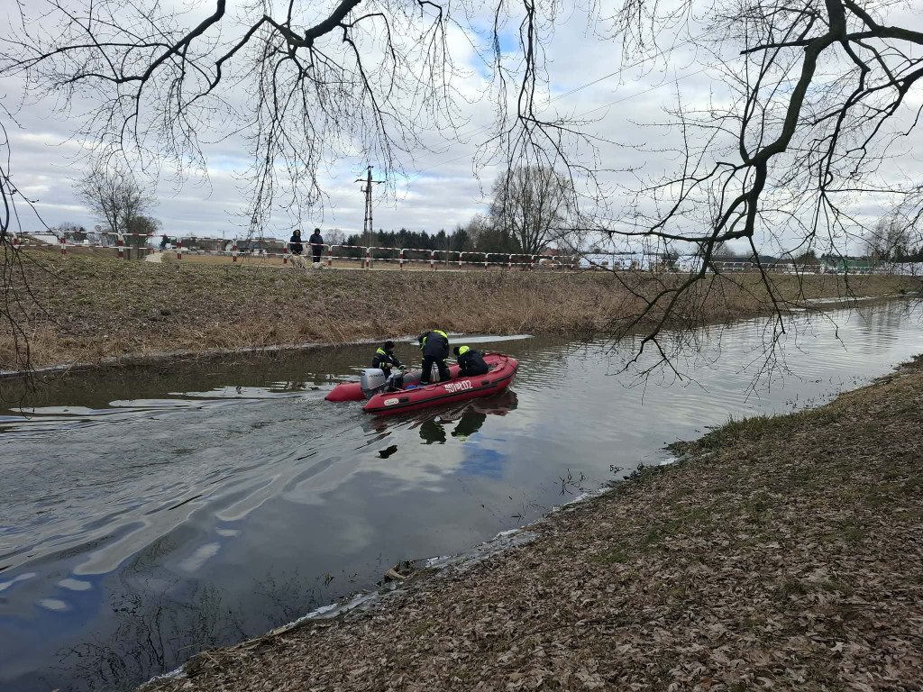 Oleista ciecz na kanale Obry przy jazie