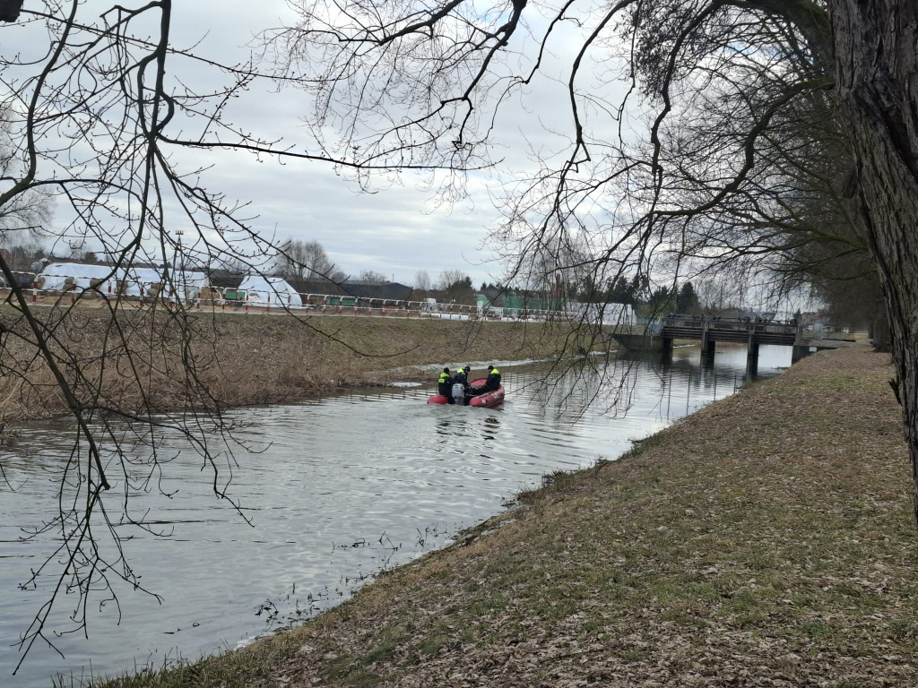 Oleista ciecz na kanale Obry przy jazie
