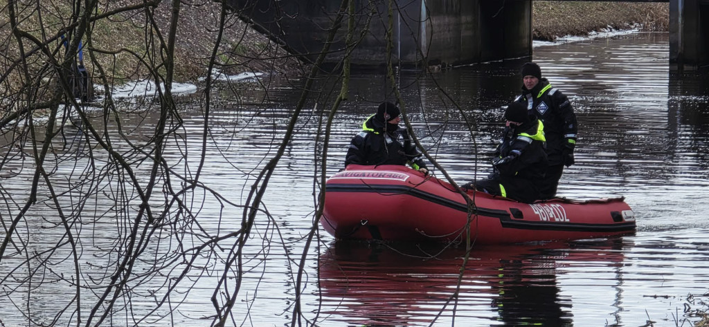 Oleista ciecz na kanale Obry przy jazie