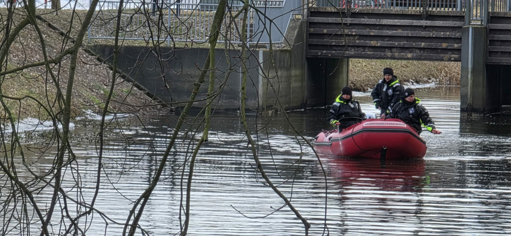 Oleista ciecz na kanale Obry przy jazie