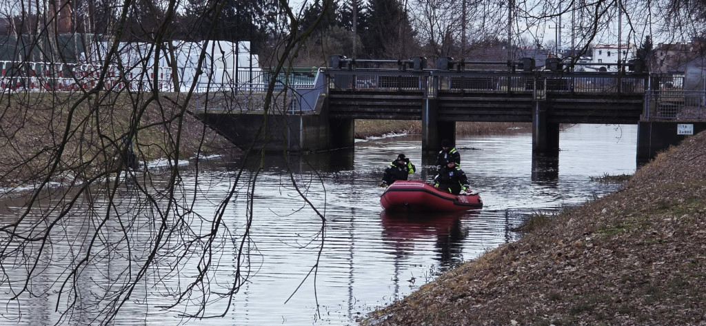 Oleista ciecz na kanale Obry przy jazie