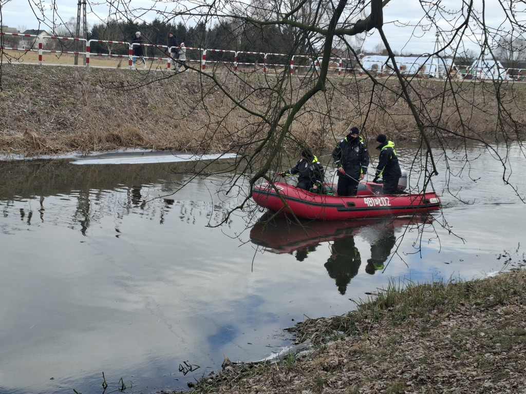 Oleista ciecz na kanale Obry przy jazie