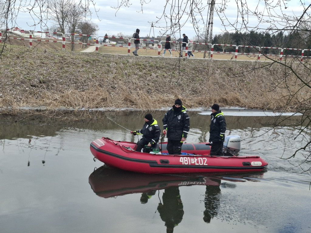 Oleista ciecz na kanale Obry przy jazie