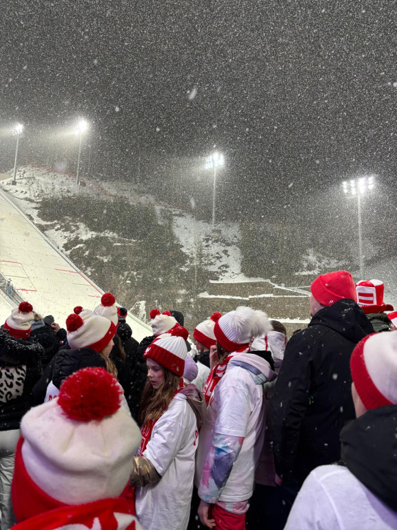 Kibice Jantara dopingują Polaków na skoczni