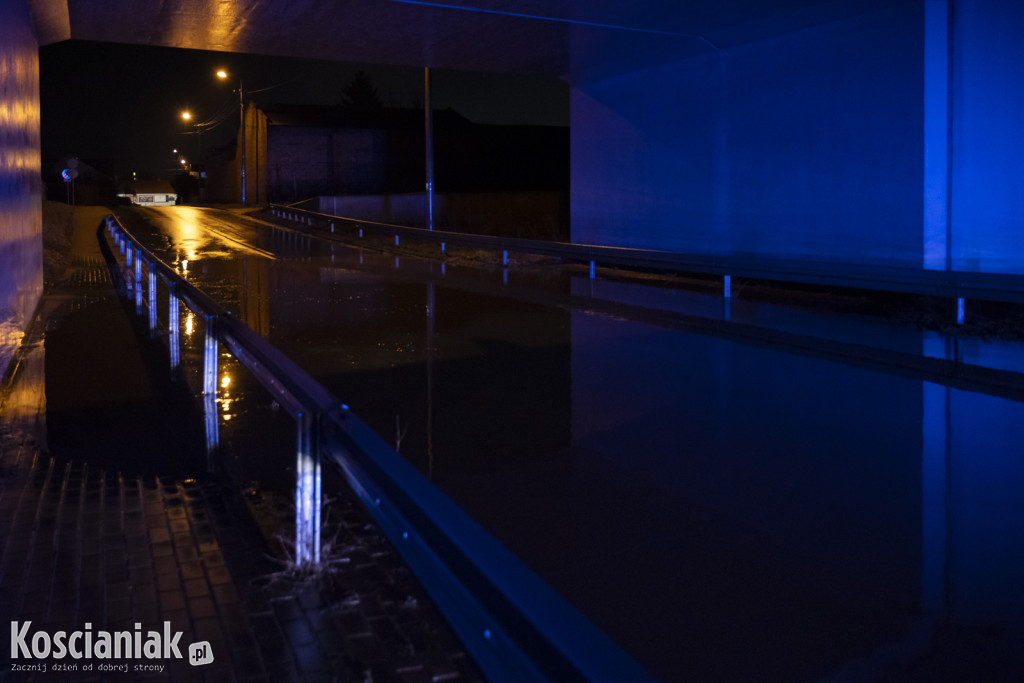 Zalana droga pod wiaduktem w Nacławiu