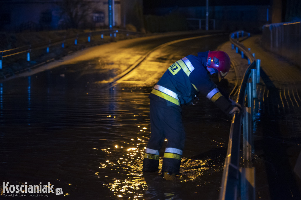 Zalana droga pod wiaduktem w Nacławiu