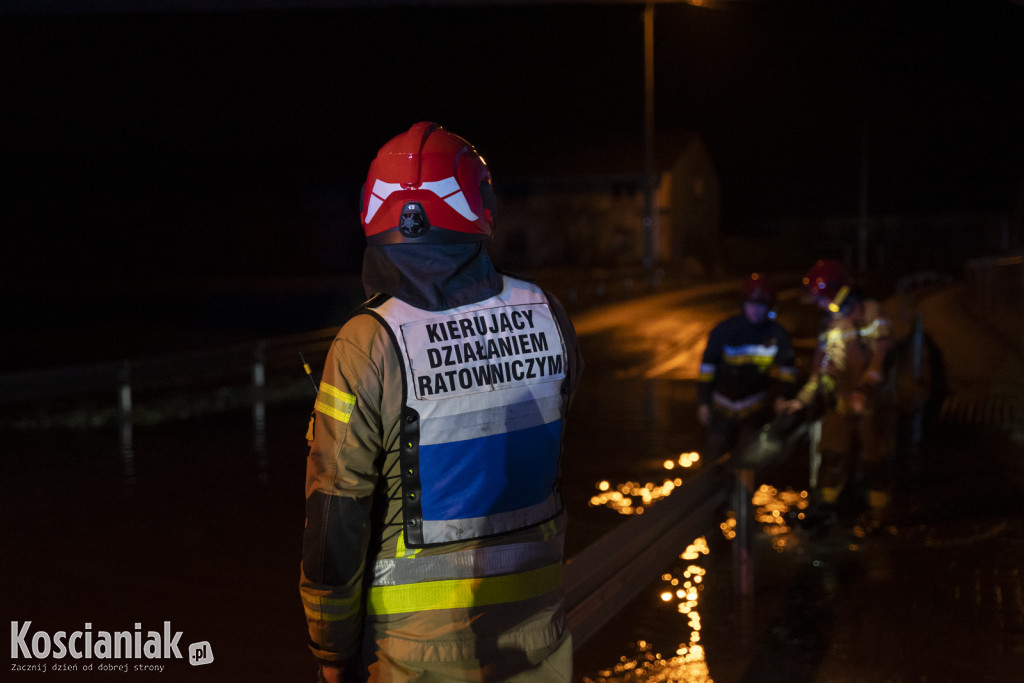 Zalana droga pod wiaduktem w Nacławiu