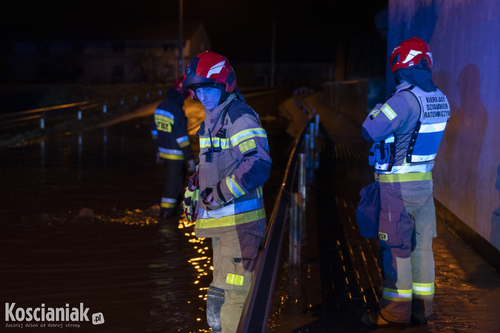 Zalana droga pod wiaduktem w Nacławiu