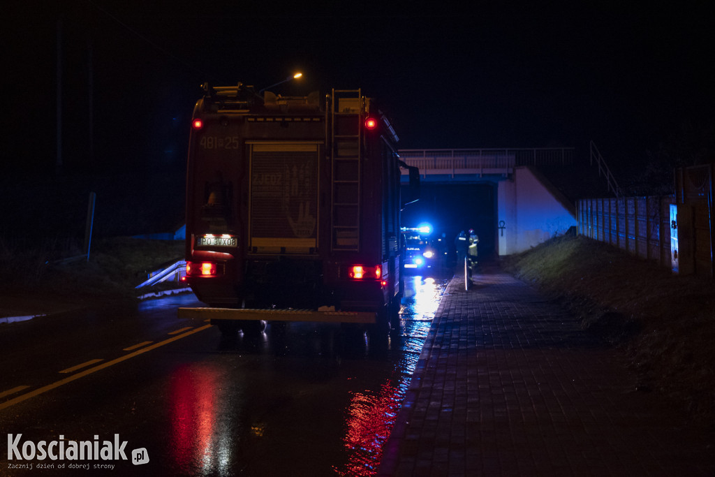 Zalana droga pod wiaduktem w Nacławiu