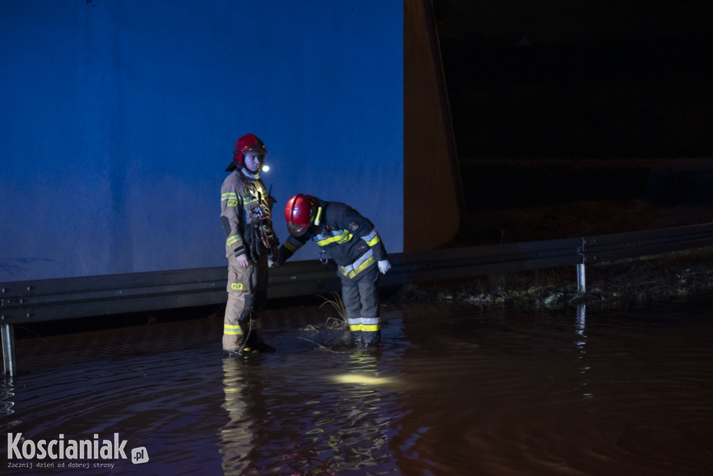 Zalana droga pod wiaduktem w Nacławiu