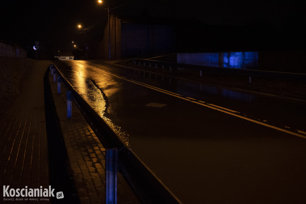 Zalana droga pod wiaduktem w Nacławiu