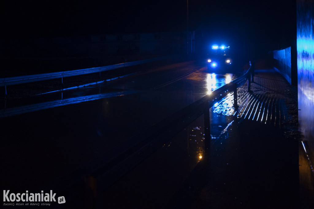 Zalana droga pod wiaduktem w Nacławiu