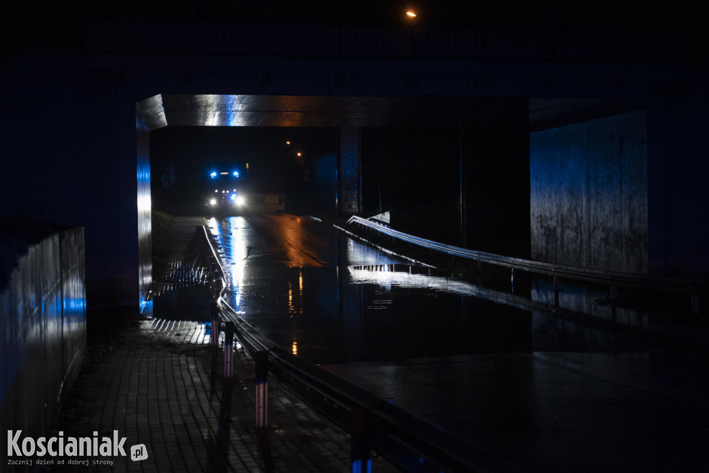 Zalana droga pod wiaduktem w Nacławiu