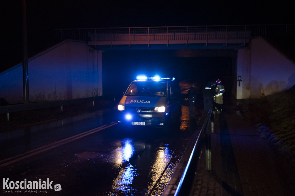 Zalana droga pod wiaduktem w Nacławiu