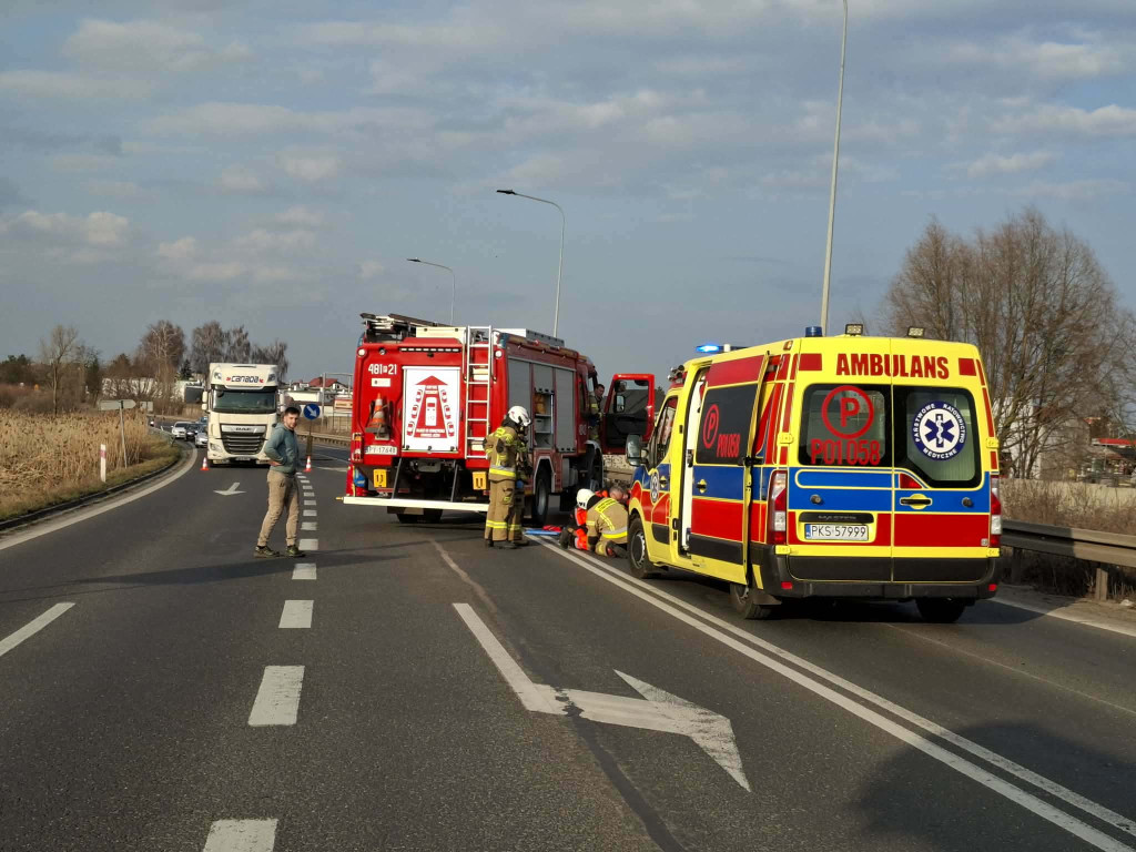 Zderzył się pojazd osobowy z przewożącym drzewo