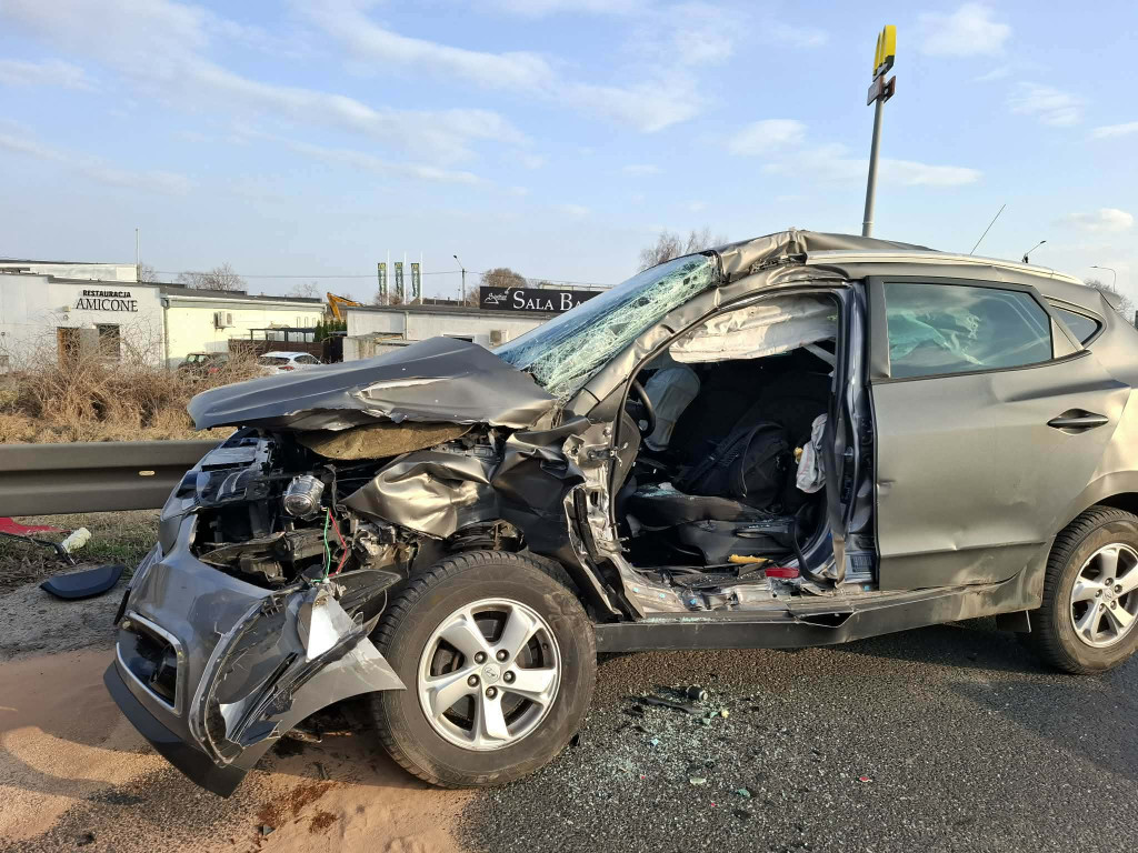 Zderzył się pojazd osobowy z przewożącym drzewo