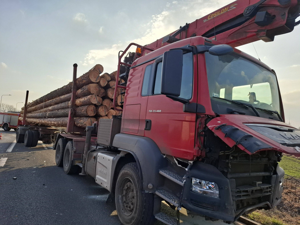 Zderzył się pojazd osobowy z przewożącym drzewo