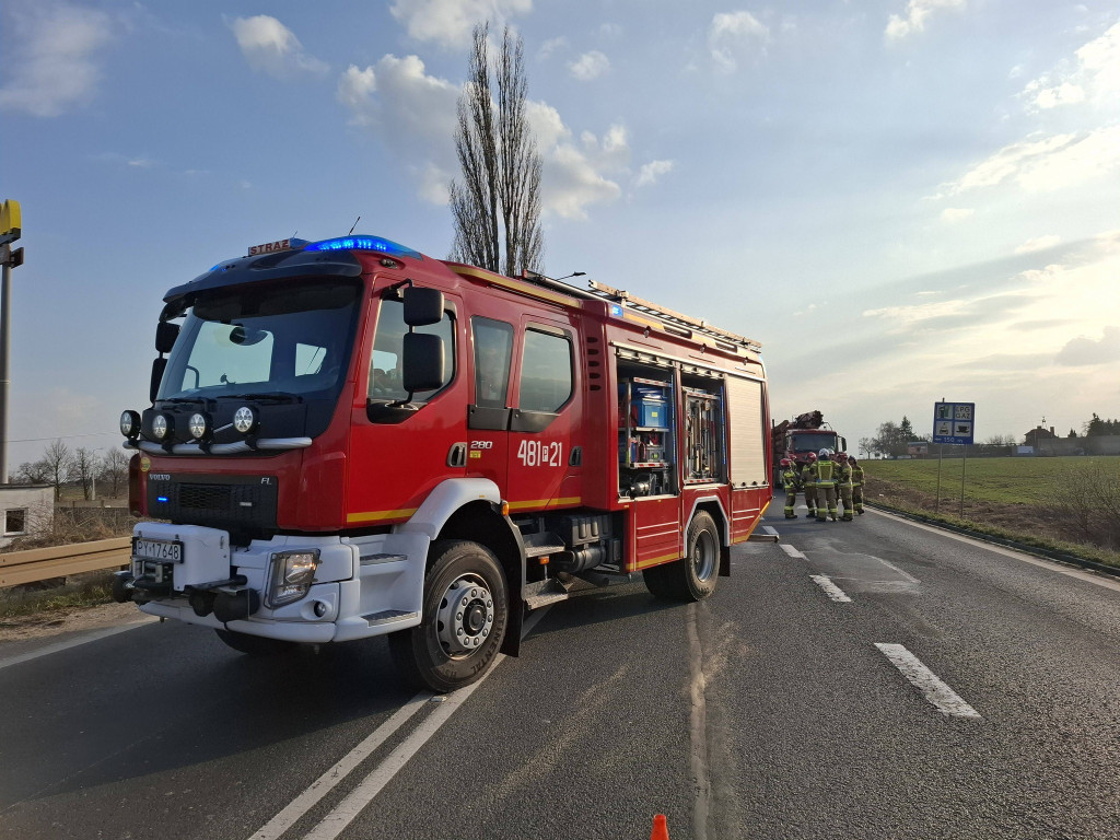 Zderzył się pojazd osobowy z przewożącym drzewo