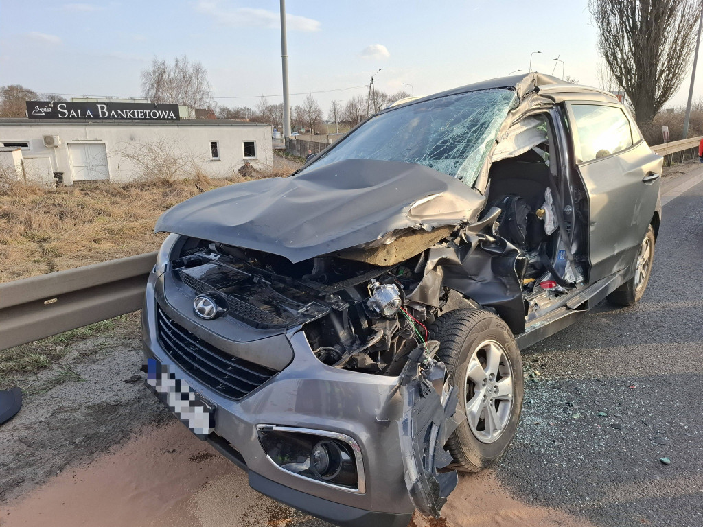 Zderzył się pojazd osobowy z przewożącym drzewo