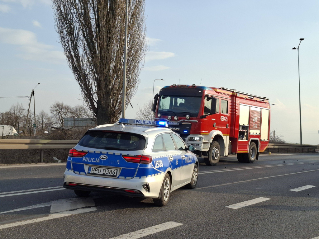 Zderzył się pojazd osobowy z przewożącym drzewo
