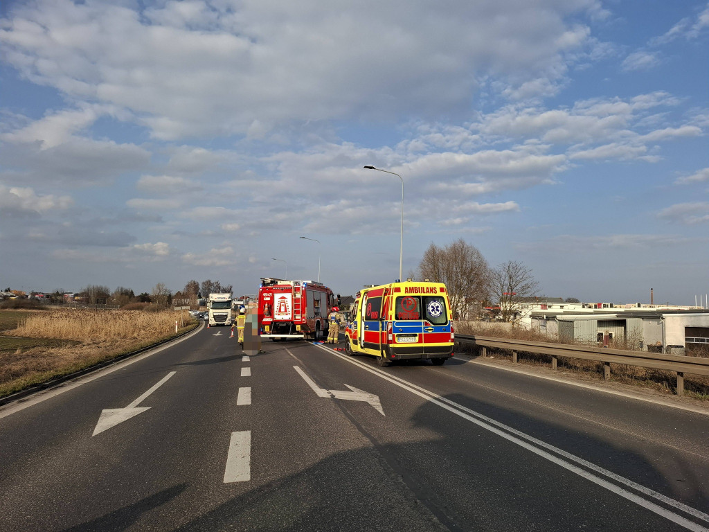 Zderzył się pojazd osobowy z przewożącym drzewo