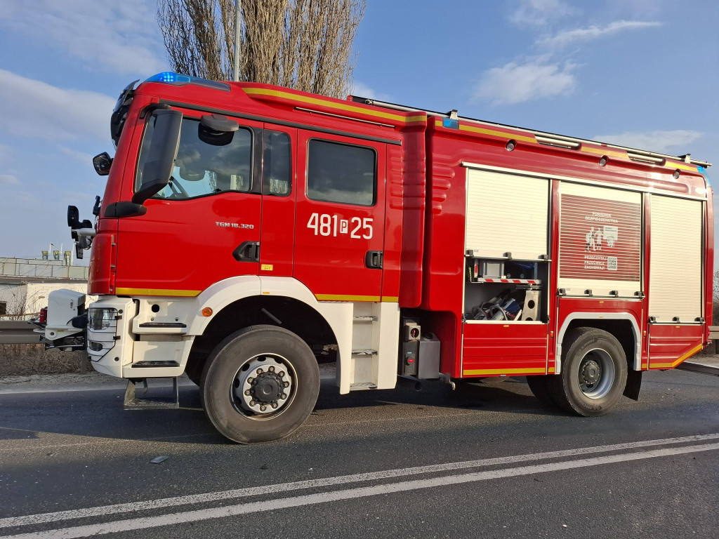 Zderzył się pojazd osobowy z przewożącym drzewo