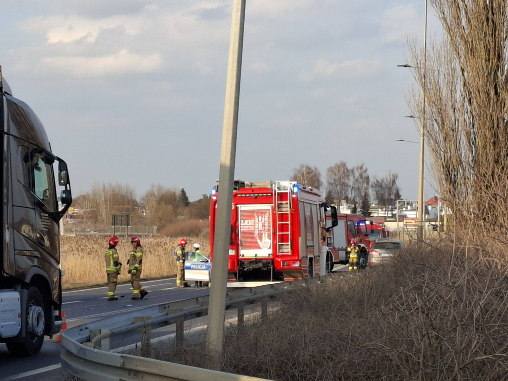Zderzył się pojazd osobowy z przewożącym drzewo