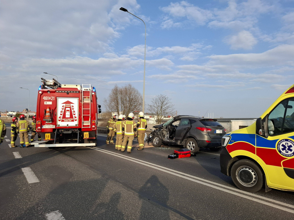 Zderzył się pojazd osobowy z przewożącym drzewo