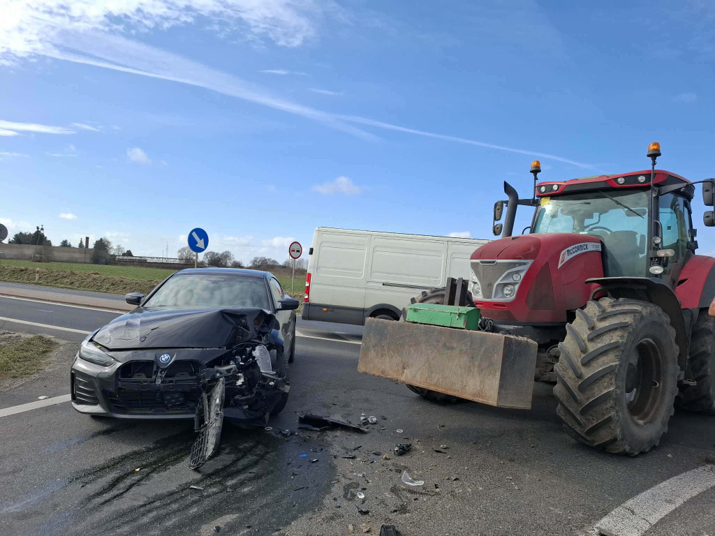 Zderzenie ciągnika z BMW