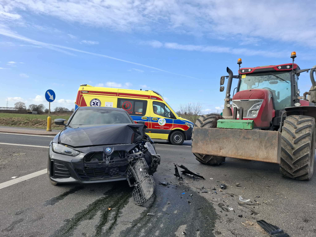 Zderzenie ciągnika z BMW