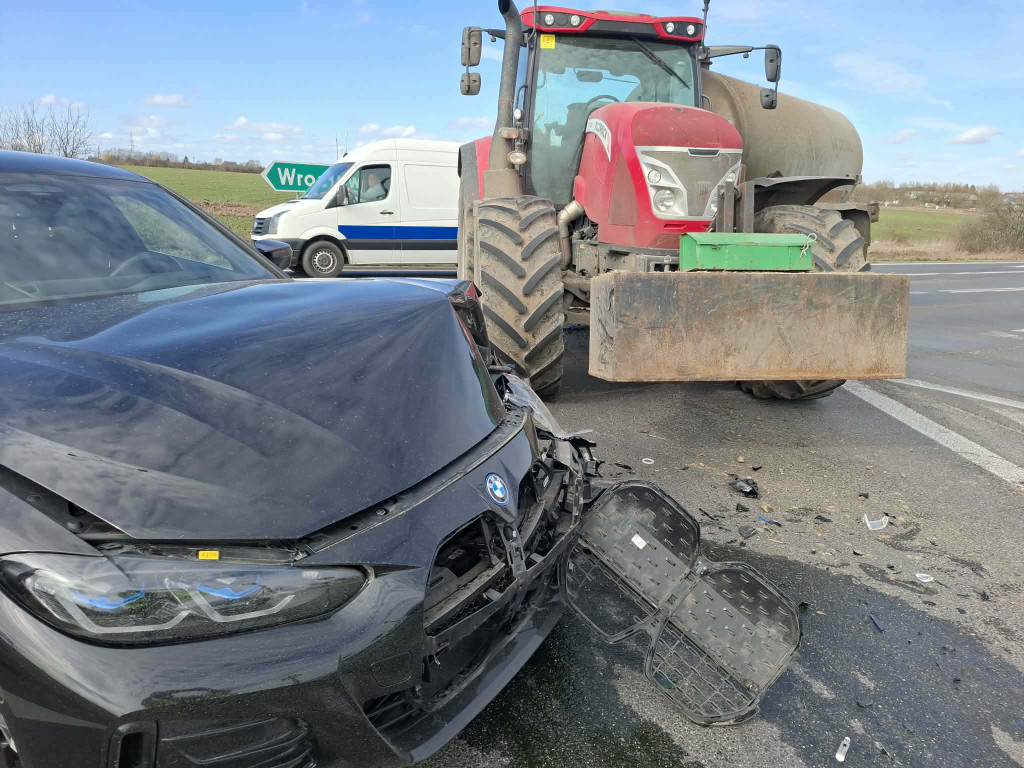 Zderzenie ciągnika z BMW