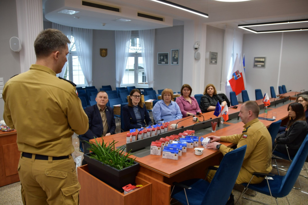 Czujki tlenku węgla i dymu dla powiatu