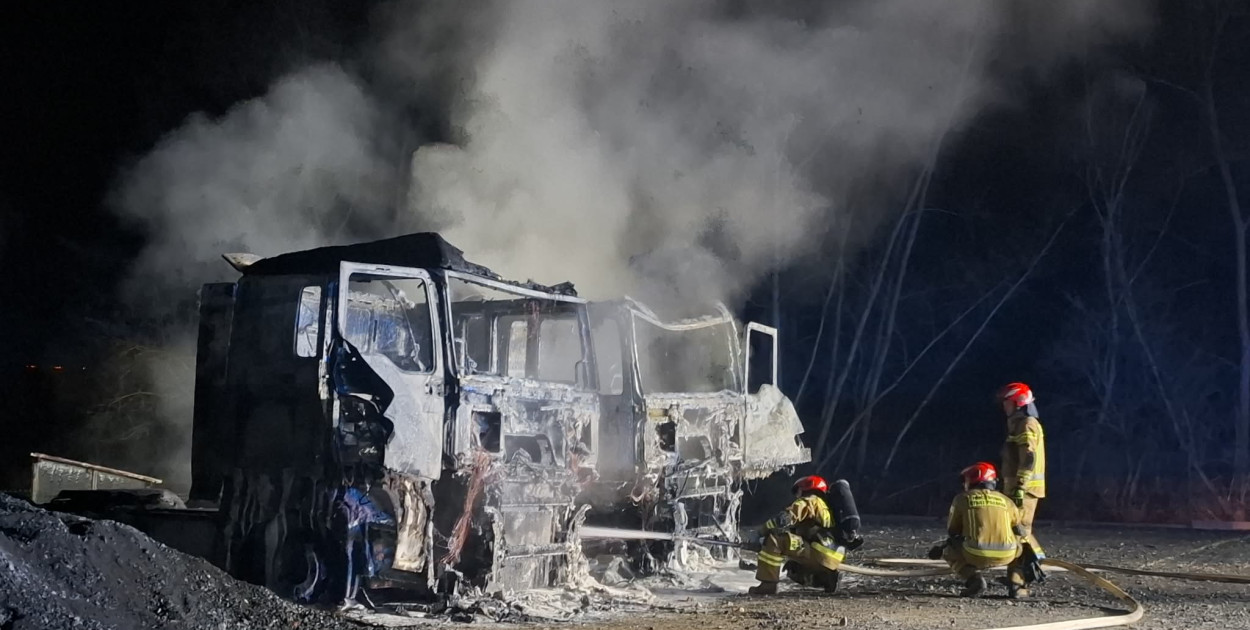 Spłonęły dwie ciężarówki w Nietążkowie