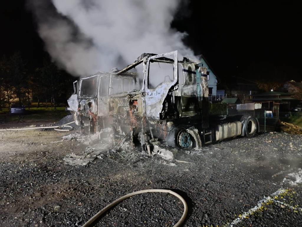 Spłonęły dwie ciężarówki w Nietążkowie