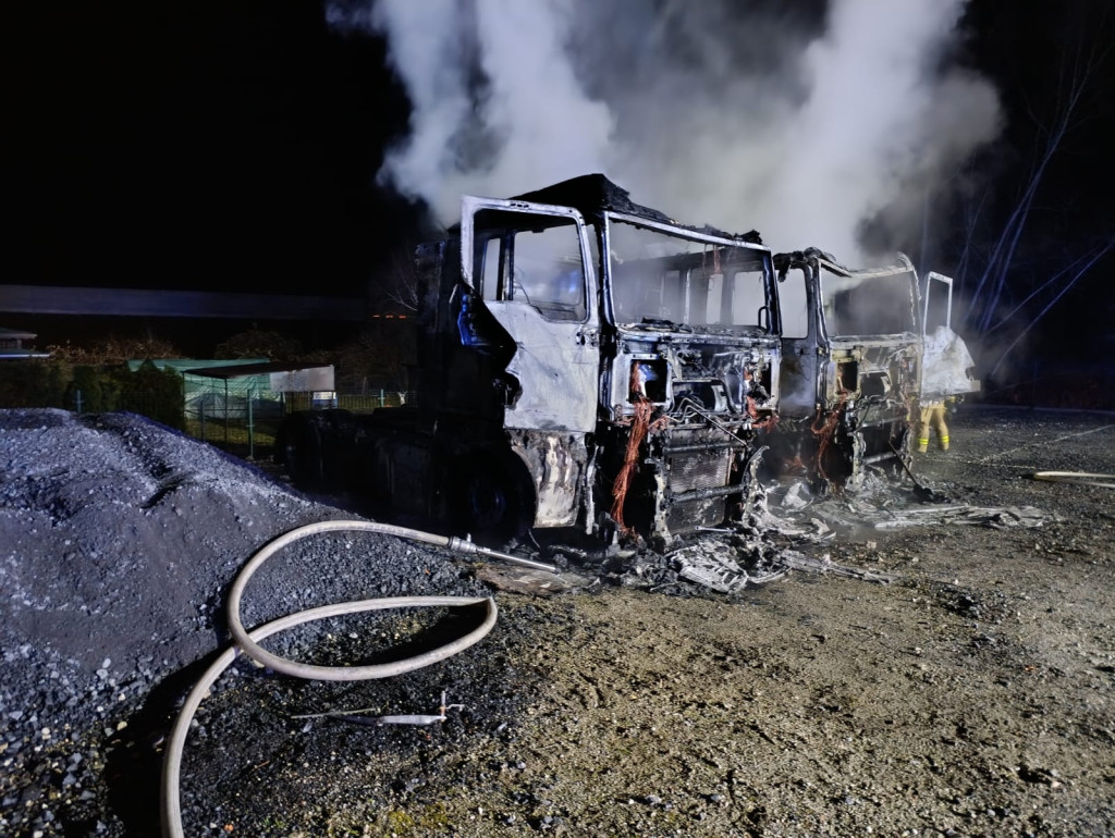 Spłonęły dwie ciężarówki w Nietążkowie