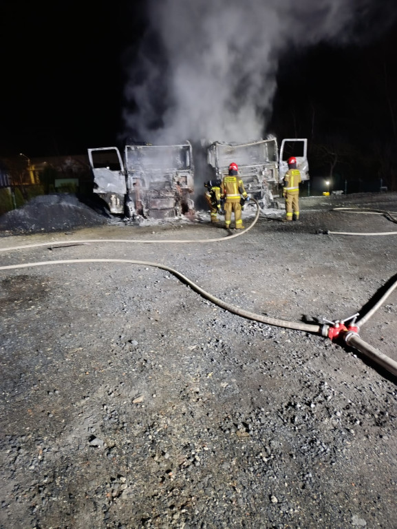 Spłonęły dwie ciężarówki w Nietążkowie